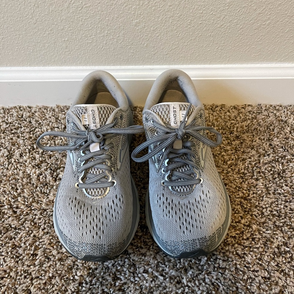 Women’s Brooks runnings shoes size 8 ghost 11